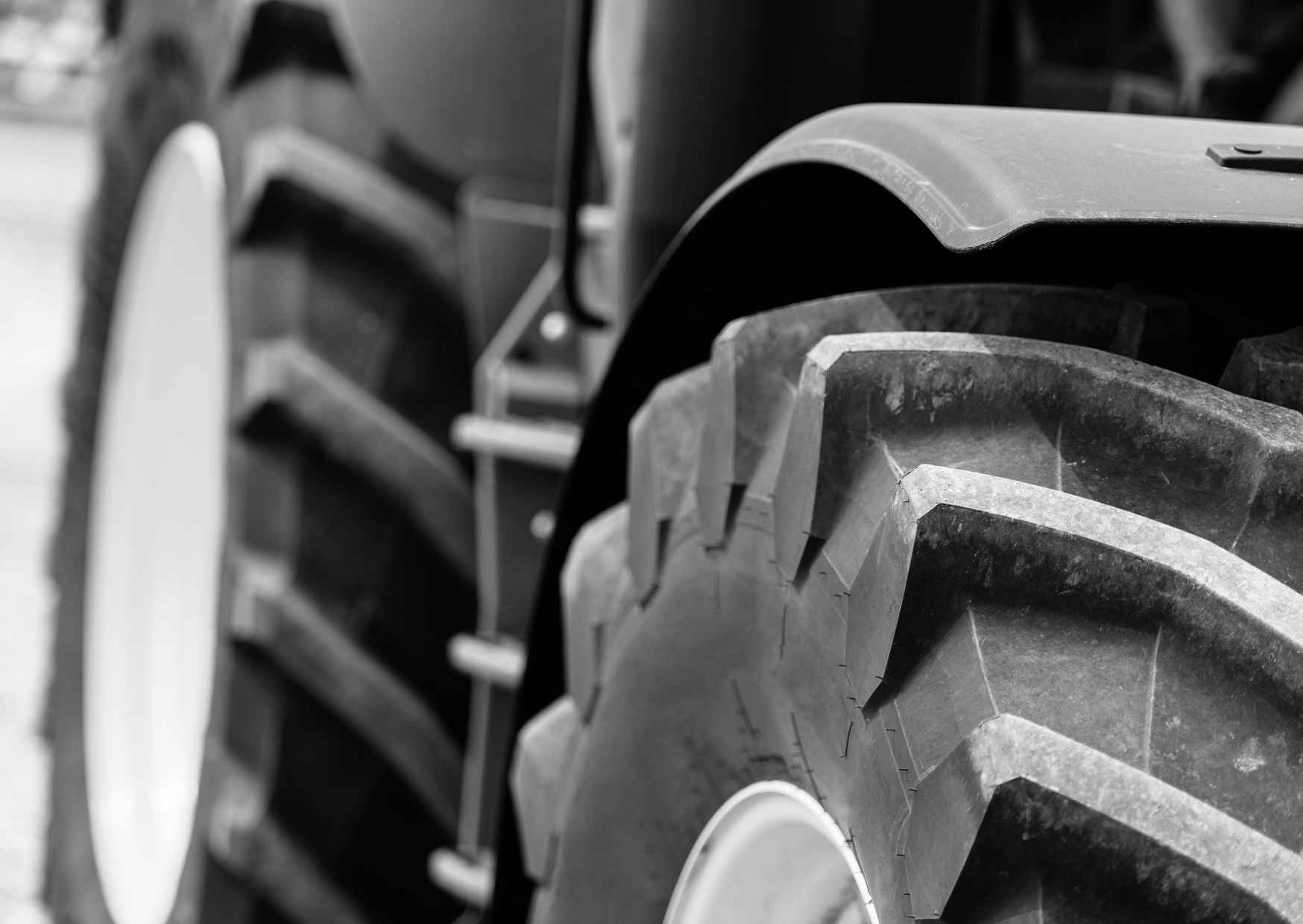 Hintergrundbild auf der Startseite von MW Landtechnik GmbH. Fotoausschnitt von einer Frontansicht von einem Traktor in schwarz und weiß, damit der Leser den Bezug zur Landtechnik und damit zur MW Landtechnik GmbH sofort erfassen kann.