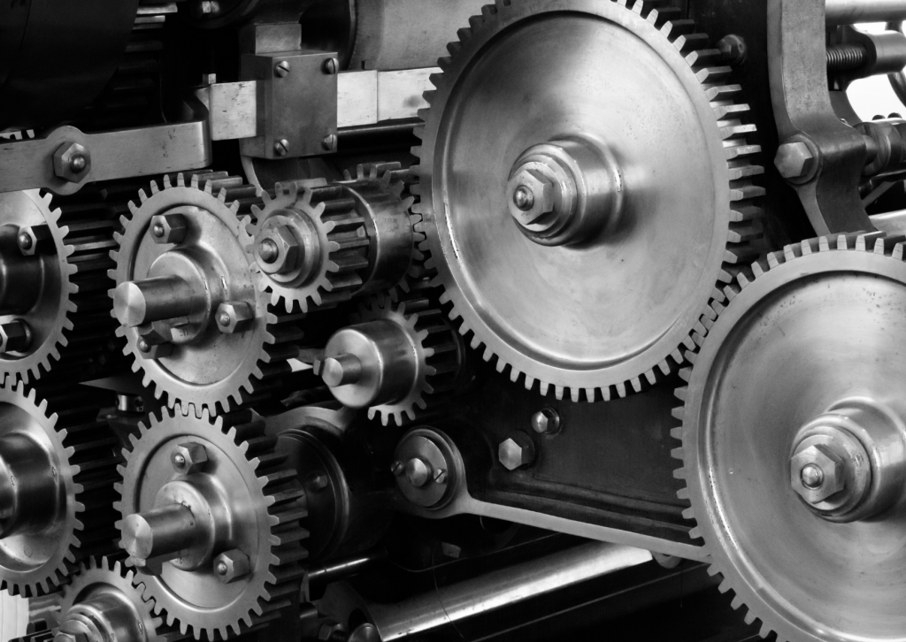 Foto von Zahnrädern in schwarz weiß, die den Antrieb einer Maschine darstellen. Das Foto gehört zum vorherigen Text als Symbol für den Antrieb im Unternehmen MW Landtechnik GmbH.